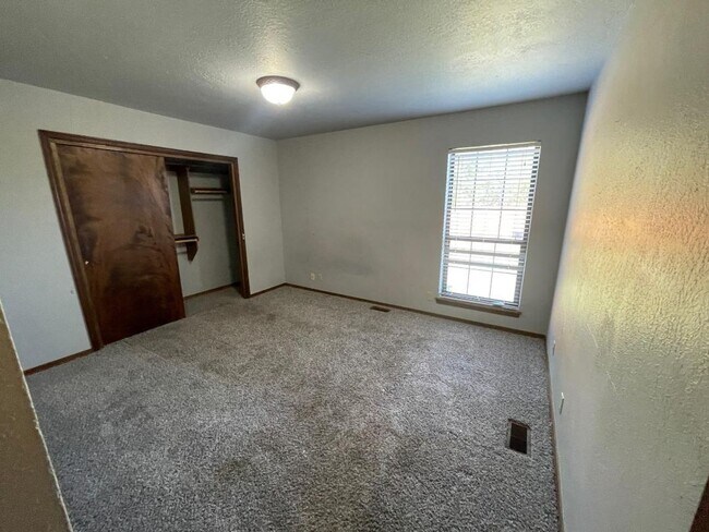 Building Photo - 221 Skylark Ct
