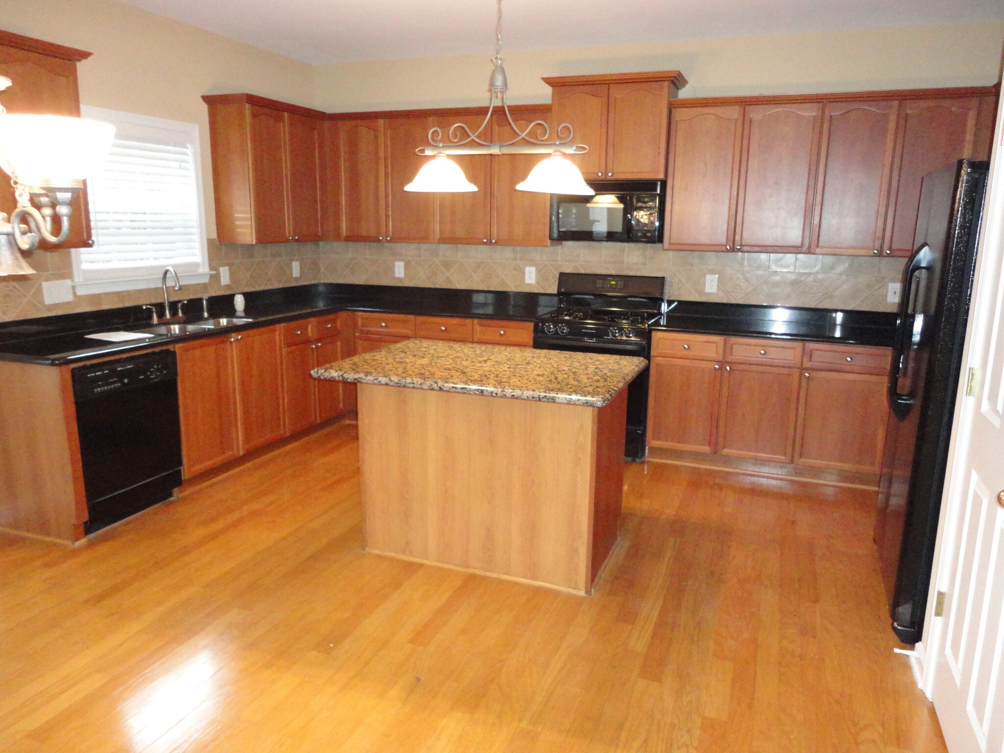 Building Photo - 6855 River Island Cir