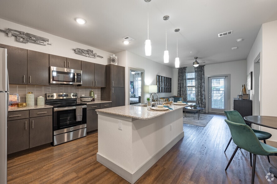 2BR, 2BA - 975SF - Kitchen/Dining - Grand at Stone Creek