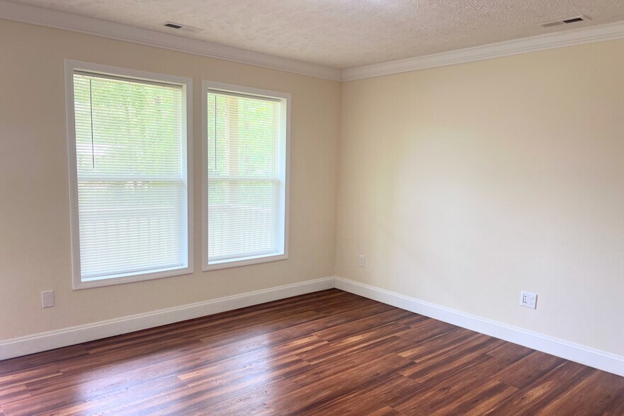 Building Photo - 1585 Country Club Dr