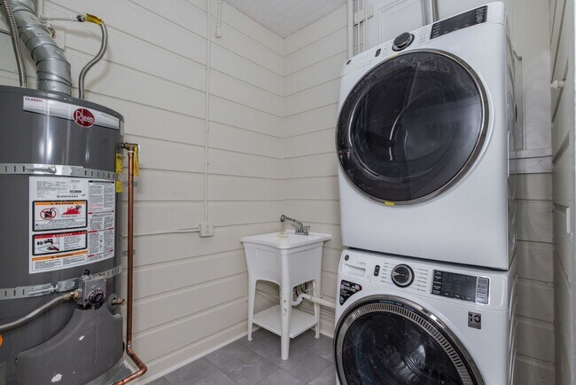 Building Photo - Fully Remodeled, Top Floor 3/2 Full Floor Flat W/ Bonus Room! In-Unit W/D!