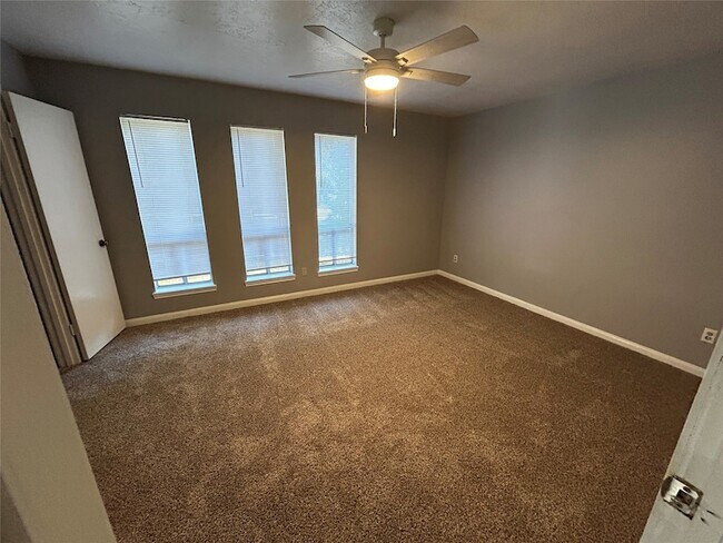 Building Photo - 132 Red Oak Ln