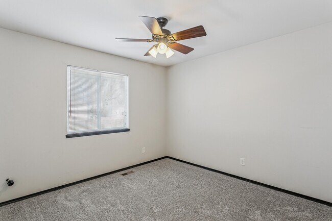 Building Photo - 318 Harvest Ln