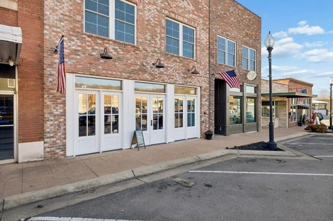 Building Photo - 118 N Main St