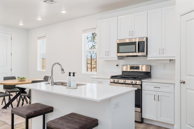 kitchen - 484 W Greenstone Pl