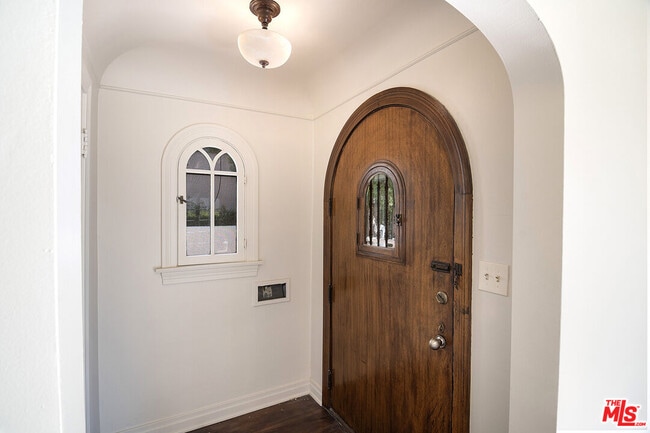 Building Photo - 121 S Poinsettia Pl