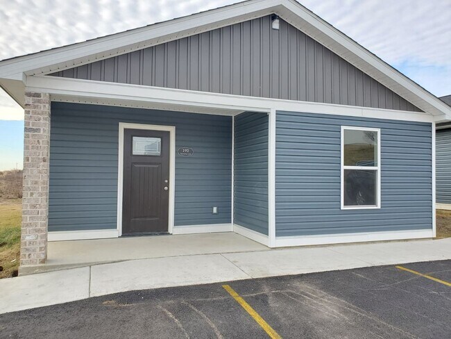 Building Photo - 3 Bedroom, 1.5 Bath Duplex
