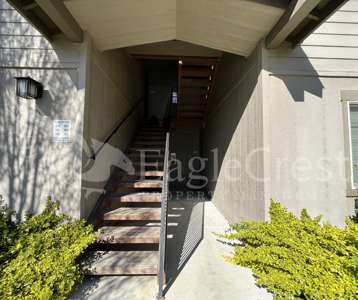 Building Photo - 3rd Floor Two Bedroom, One and a Half Bathroom Unit With View