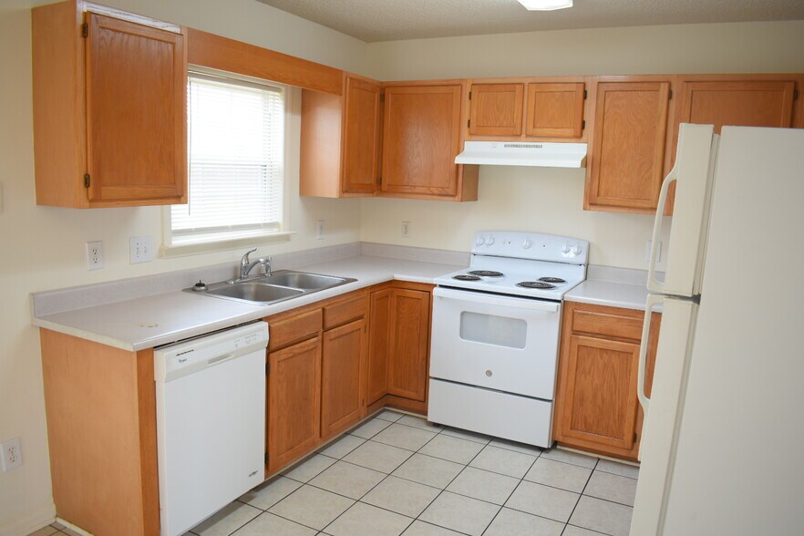 Building Photo - 2500 Hawes Ct