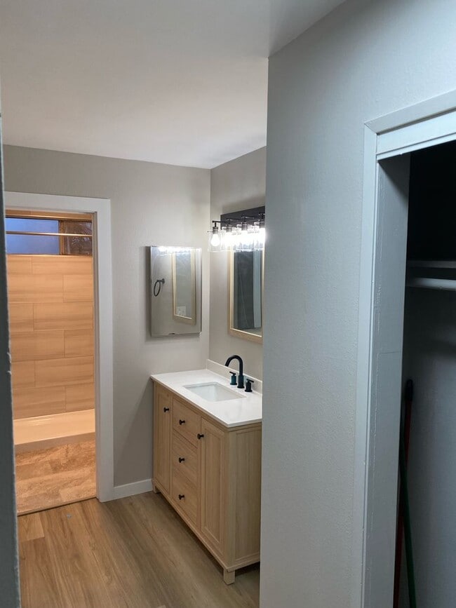 Building Photo - 1 Bed 1 Bath Remodeled Condo for Rent in Lawndale with ALL Utilities included