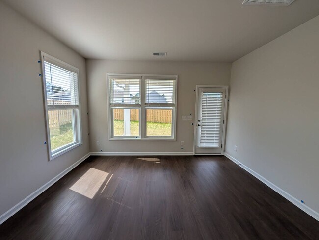 Building Photo - 985 Tess St