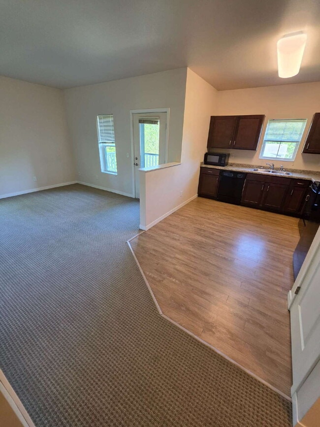 Building Photo - 2 Bedroom | 1 Bathroom 2nd Floor Apartment Available OCTOBER 1ST!
