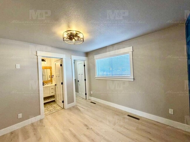 Building Photo - 724 Ponderosa Dr