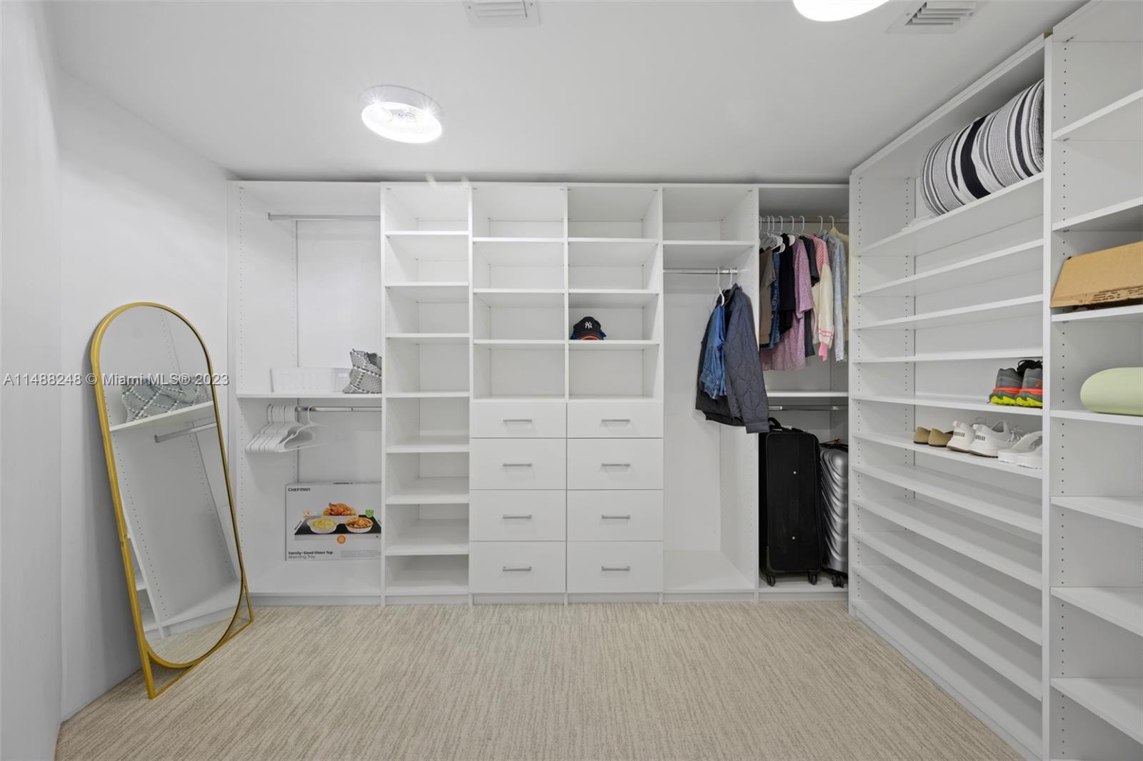 Building Photo - 7000 Island Blvd