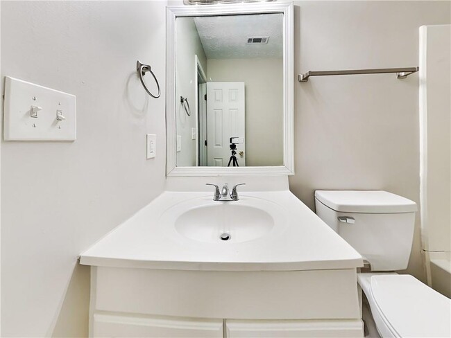 Building Photo - 200 Adam Cir