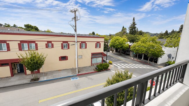 Building Photo - 107 G St