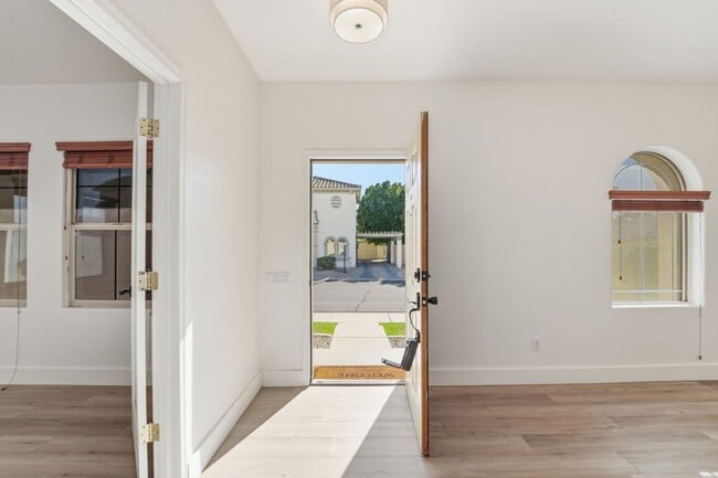 Building Photo - Beautiful 3-bedroom, 2-bathroom residence in the lively city of Mesa, Arizona!