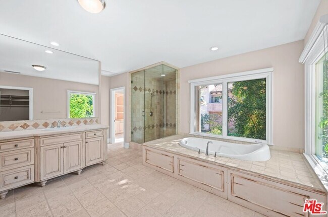 Building Photo - 11221 Briarcliff Ln