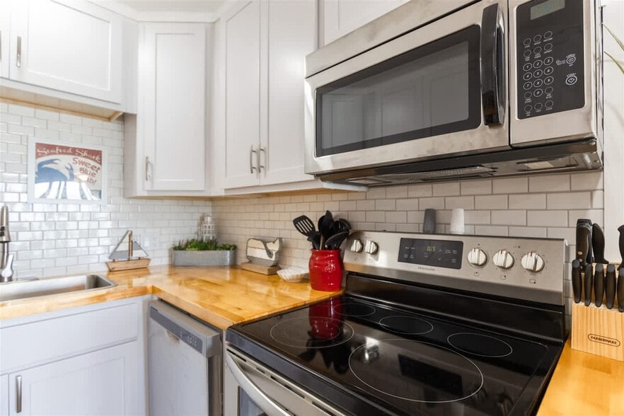 Building Photo - 8743 Thomas Dr