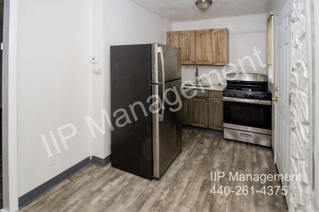 Building Photo - 450 Kenwood Dr