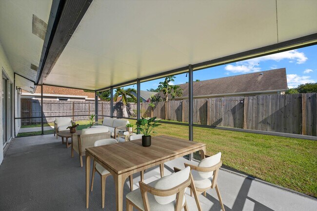 Oversized screened in patio! - 1610 Yachtman Pl