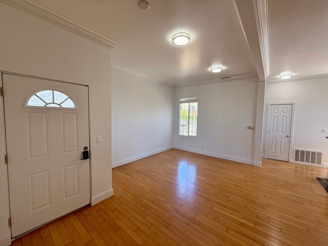 Building Photo - 2068 McAllister St