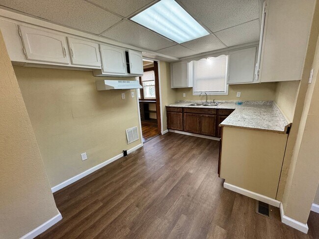 Building Photo - 3 Bedroom House