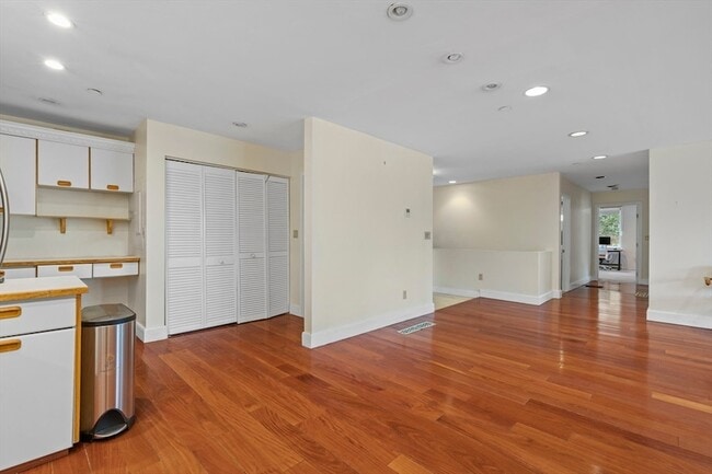 Building Photo - 241 Perkins St