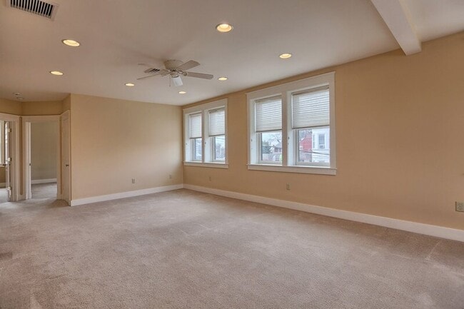 Building Photo - 353 W King St