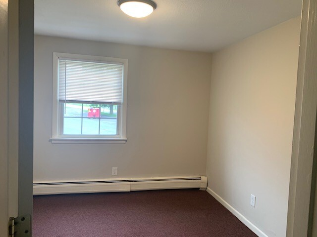 Building Photo - 24 Hobart Ln