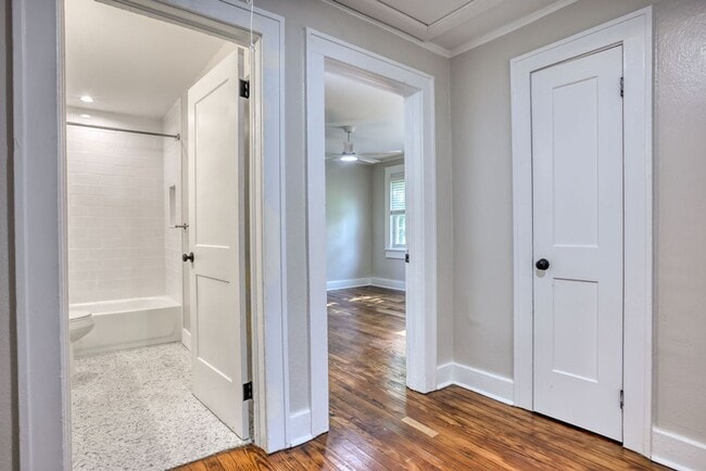 Building Photo - Renovated 2 bdrm home in East Savannah