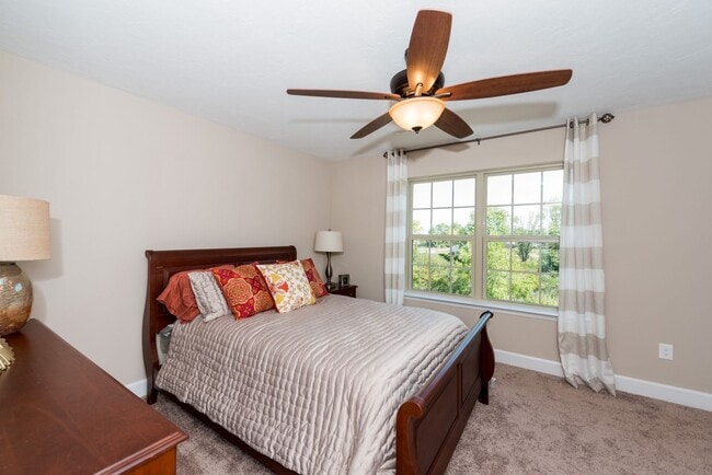 Building Photo - Spacious Townhome with Garage!