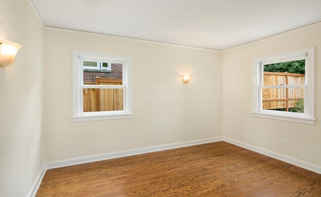 Building Photo - 3bd/2ba Seattle Home