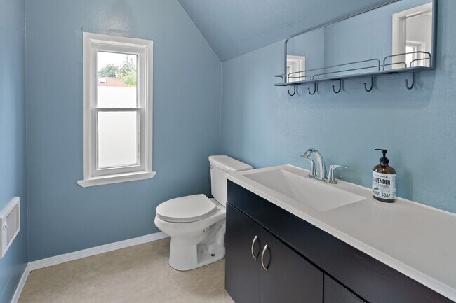 Building Photo - Spacious 4BR Turn-of-the-Century Charmer in the Heart of Bremerton!