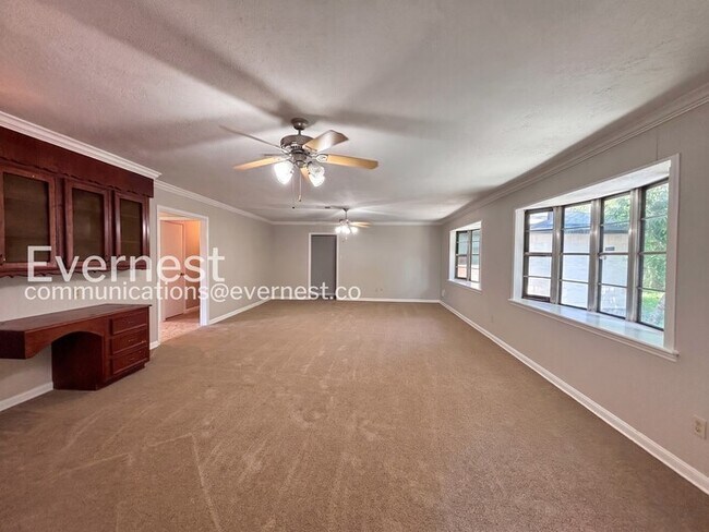 Building Photo - 3 Bed/2.5 Bath Home with Fenced Yard & Detached Garage / Pet-Friendly / Available Now!