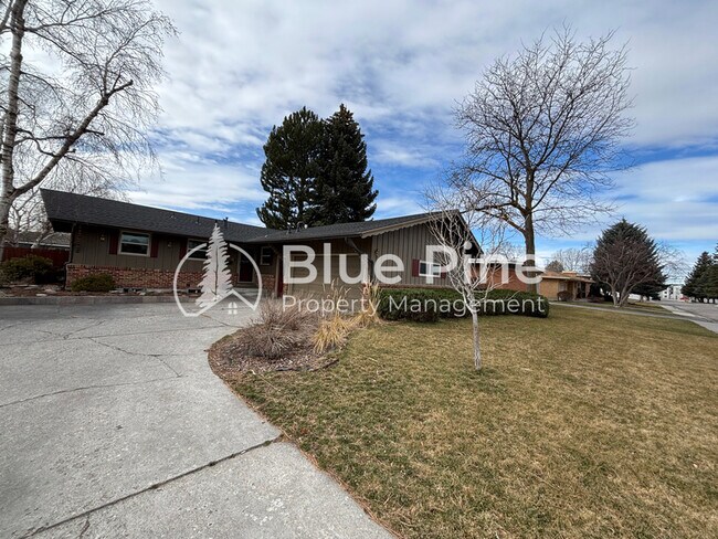 Building Photo - 1058 Mojave St