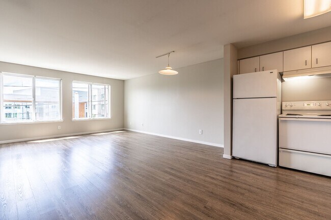 Interior Photo - 1800 Eastlake Apts (Scenic)