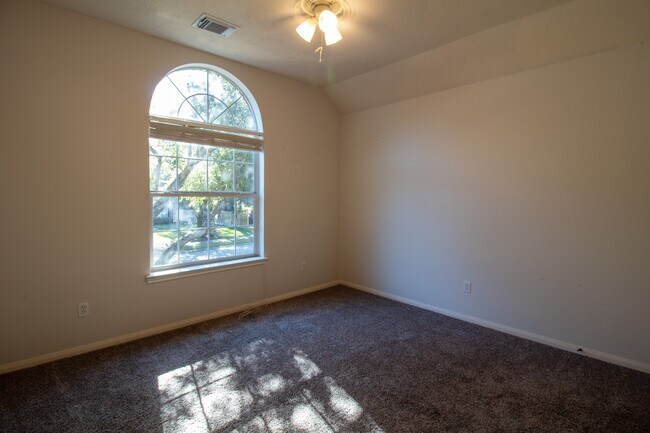 Building Photo - 2111 Grovewood Park