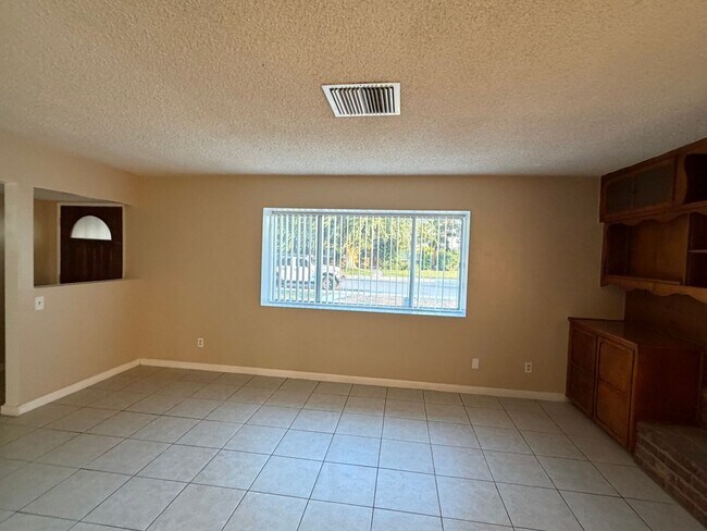 Building Photo - Affordable 3 BD 2 BA house in SW Bakersfield on a corner lot
