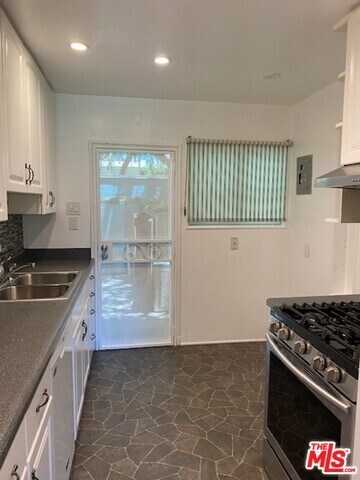 Building Photo - 5180 Village Green