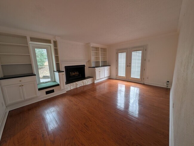 Building Photo - Charming 4 bedroom, 2.5 bath home located in the Raintree Community!