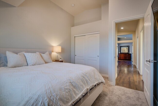 Building Photo - Gated single family home with 4 bed 3 bath...