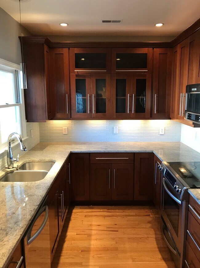 Building Photo - 3 bedroom townhome across from Panthers St...