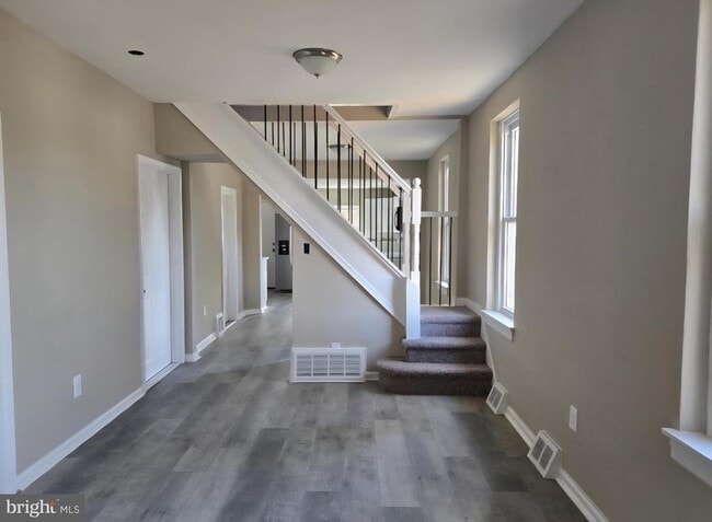 Building Photo - 524 8th Ave