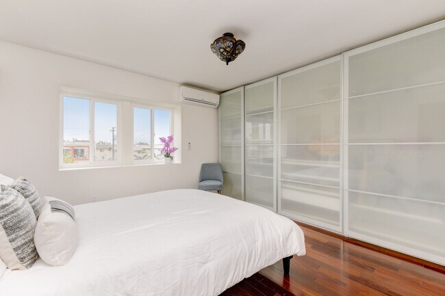 Building Photo - Vacation rental at the beach $2800... or long term $3200 + utilites