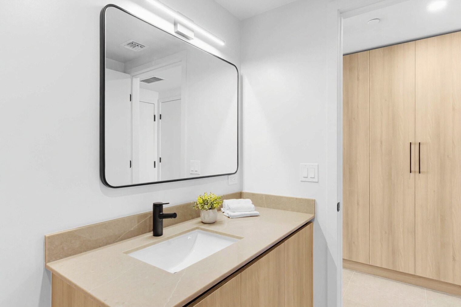 Building Photo - 501 NE 1st Ave