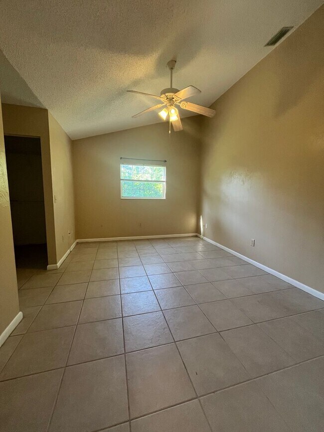 Building Photo - Super Cute 3bd 2bath with Florida Room!!