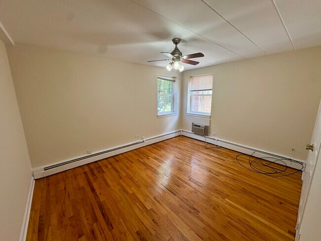 Building Photo - 2115 W Farwell Ave