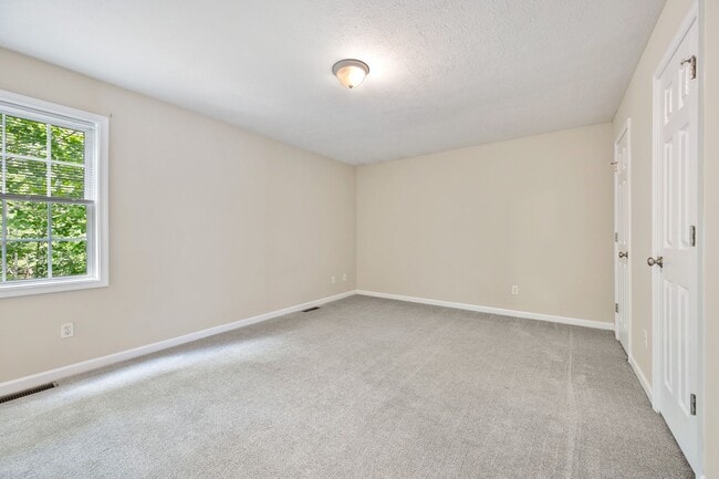 Building Photo - 4 Bedroom Home in Lynchburg