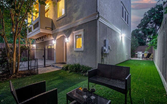 Building Photo - 2323 Woodhead St